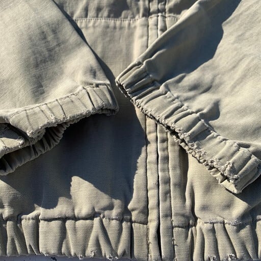 ベージュ系のアイテムを使った「スウィングトップ」の人気ファッション