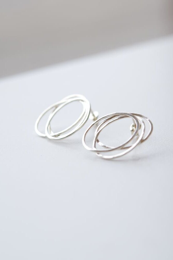 R (アール)重なる輪のピアス