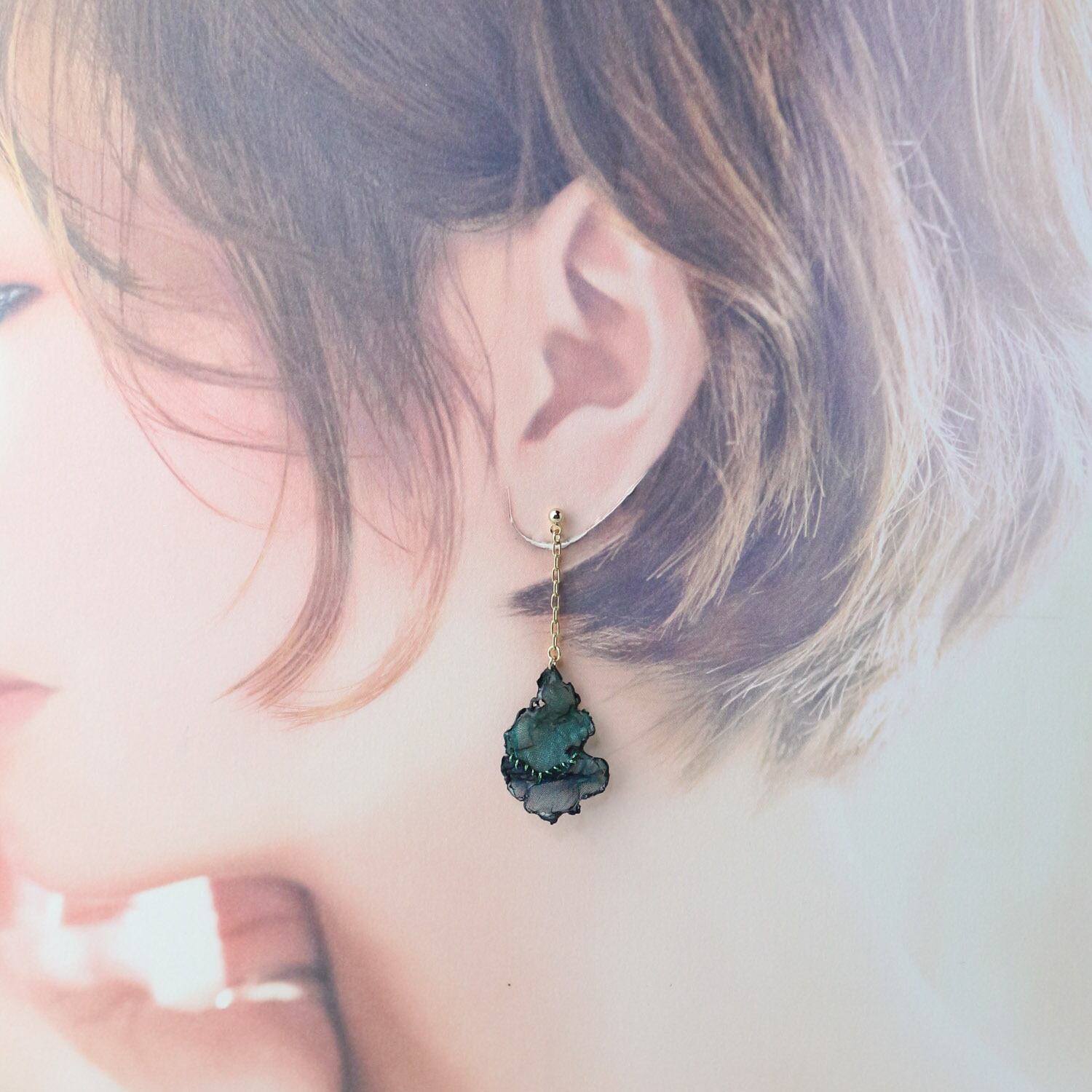 エメラルドグリーン｜雫型オーガンジーのゆれるチェーンピアス