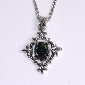 唐草ペンダント　ブラックオパール