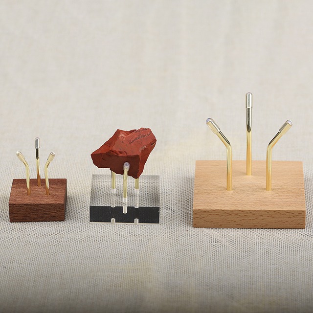 三爪原木鉱標本展示棚