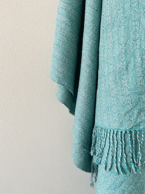 手織りシルクのショール(HAND WOVEN Turquoise Blue Clover）