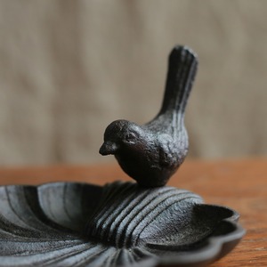 小鳥が住んでいる小物入れ