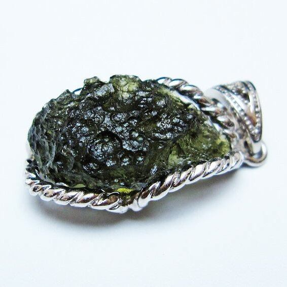 モルダバイト ペンダント モルダウ石 ペンダントトップ 原石 一点物 メール便可 [M便 1/20] 199-527