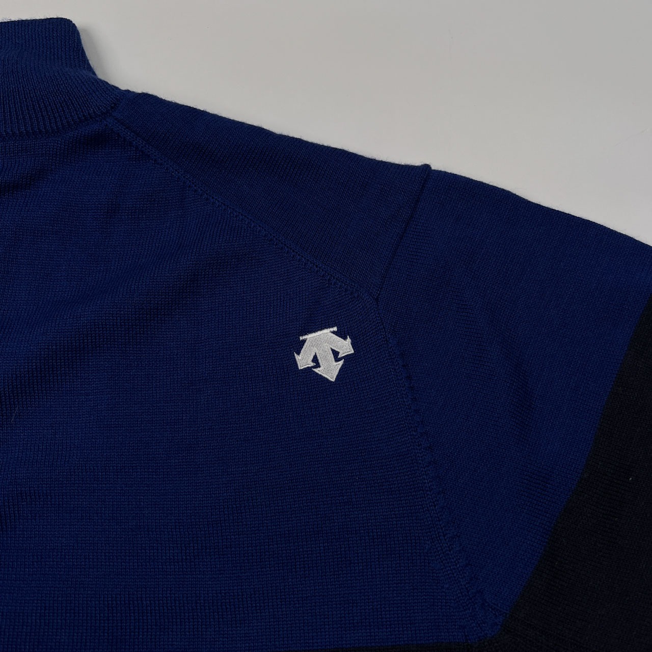 SRIXON by DESCENTE スリクソン デサント ロゴ刺繍 ハイネック ハーフジップ ニット セーター サイズ LL /ブルー×ネイビー/メンズ