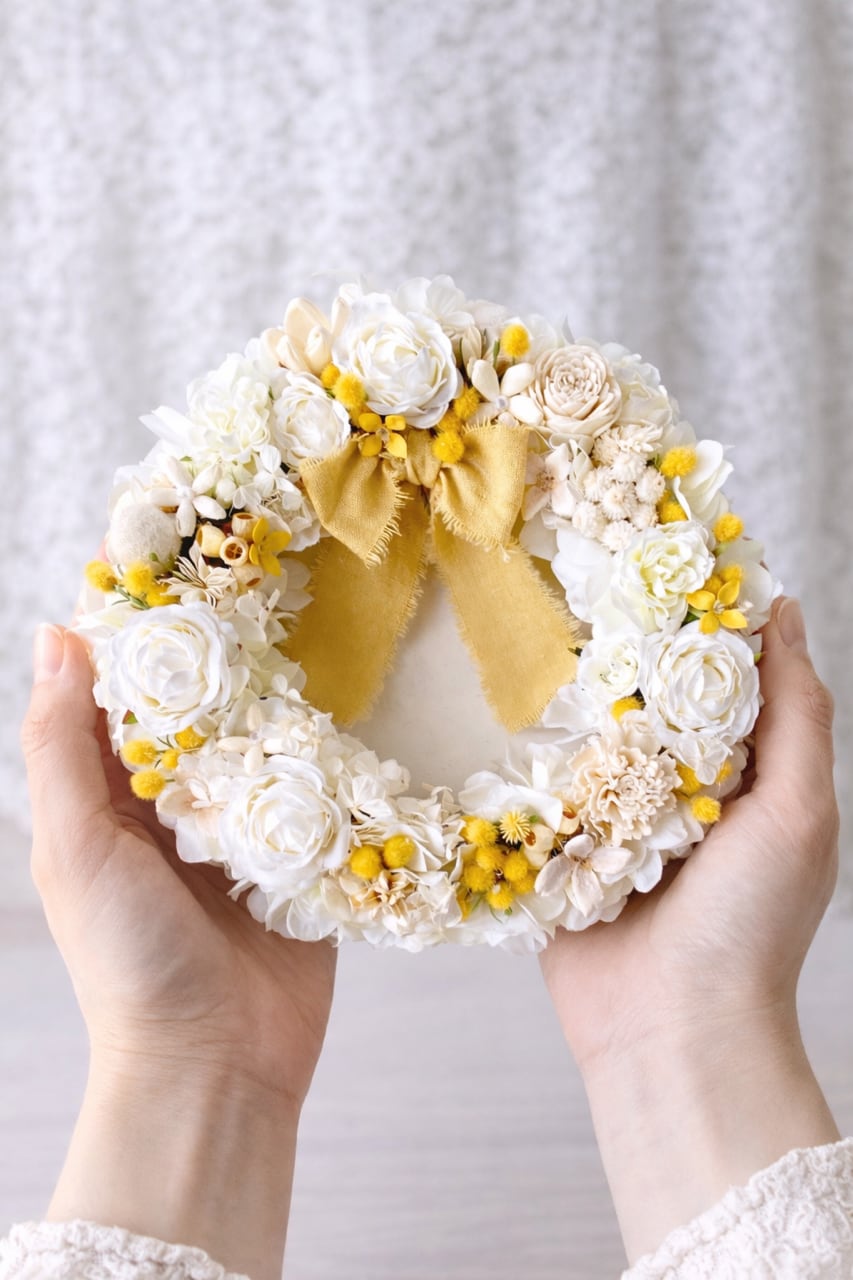 【WR-007】ホワイト×ミモザのやさしいナチュラルリース /アイボリーリボンのギフトケース入り ―｜上品で華やかな冬の贈り物｜ナチュラルインテリア・ギフトにもおすすめ