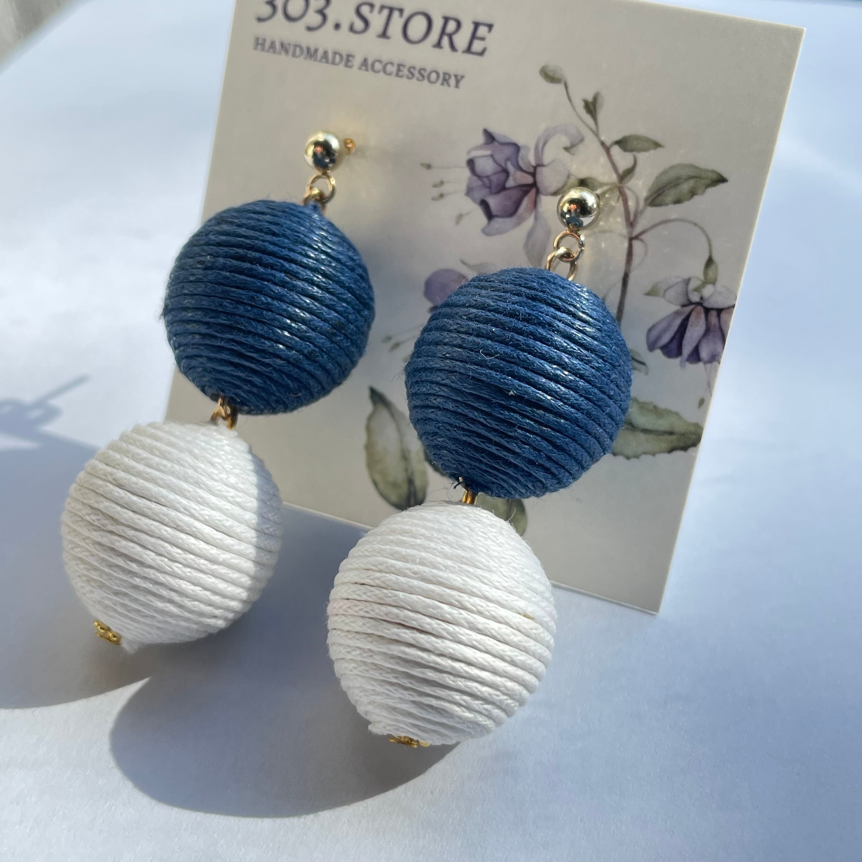 糸巻き 2連 ボンボンピアス ネイビー/ホワイト【1159】 | 303 STORE