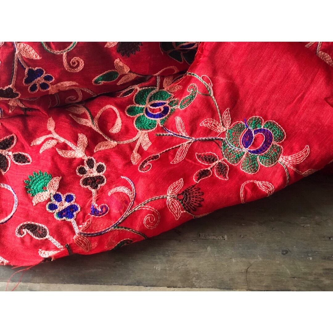 インドの布《ポリエステル機械刺繍 赤地》幅110cm Mulaセレクト HEIRLOOM（エアルーム）clothing＆fabrics