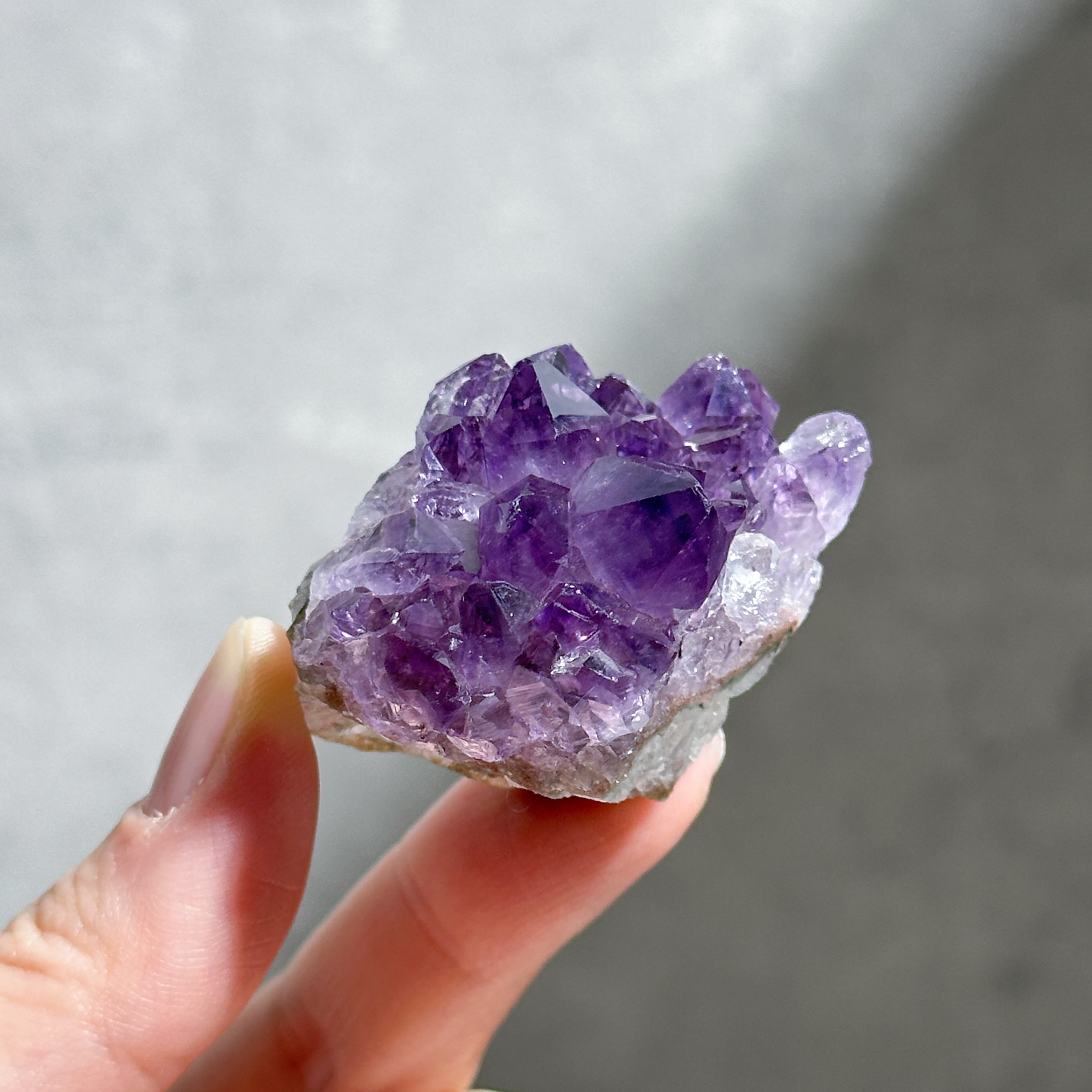 希少　天然石　ウルグアイ産　アメジスト　笑口　ドーム　天使の指紋多数　虹あり 希少 天然石 ウルグアイ産 アメジスト 笑口 ドーム 天使の指紋多数 虹あり