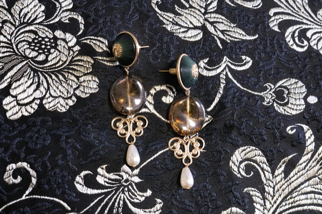 pierce/earring green button