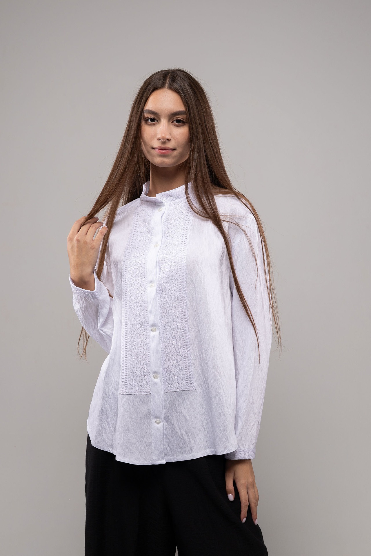 ウクライナ刺繍ヴィシヴァンカ グラージュ・ニジンカ（平行縫い）　シルク手刺繍　シャツ　麻　レディース・フリーサイズ - 20