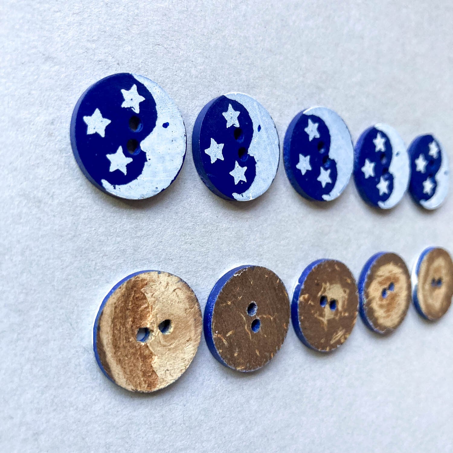 ココナツボタン 白い三日月と星（20mm） | Dua-アクセサリーパーツショップ