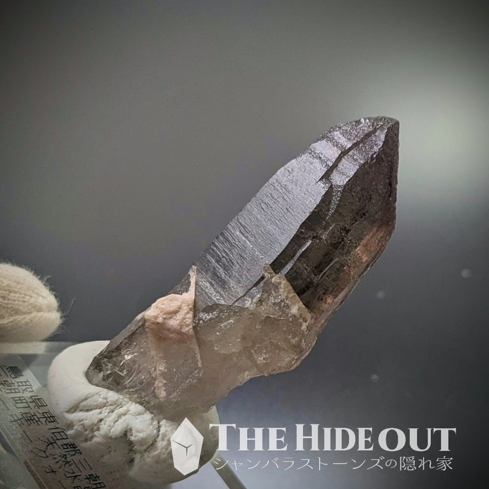 日本国産鉱物標本068 鳥取県三朝町煙水晶（スモーキークォーツ） スッ
