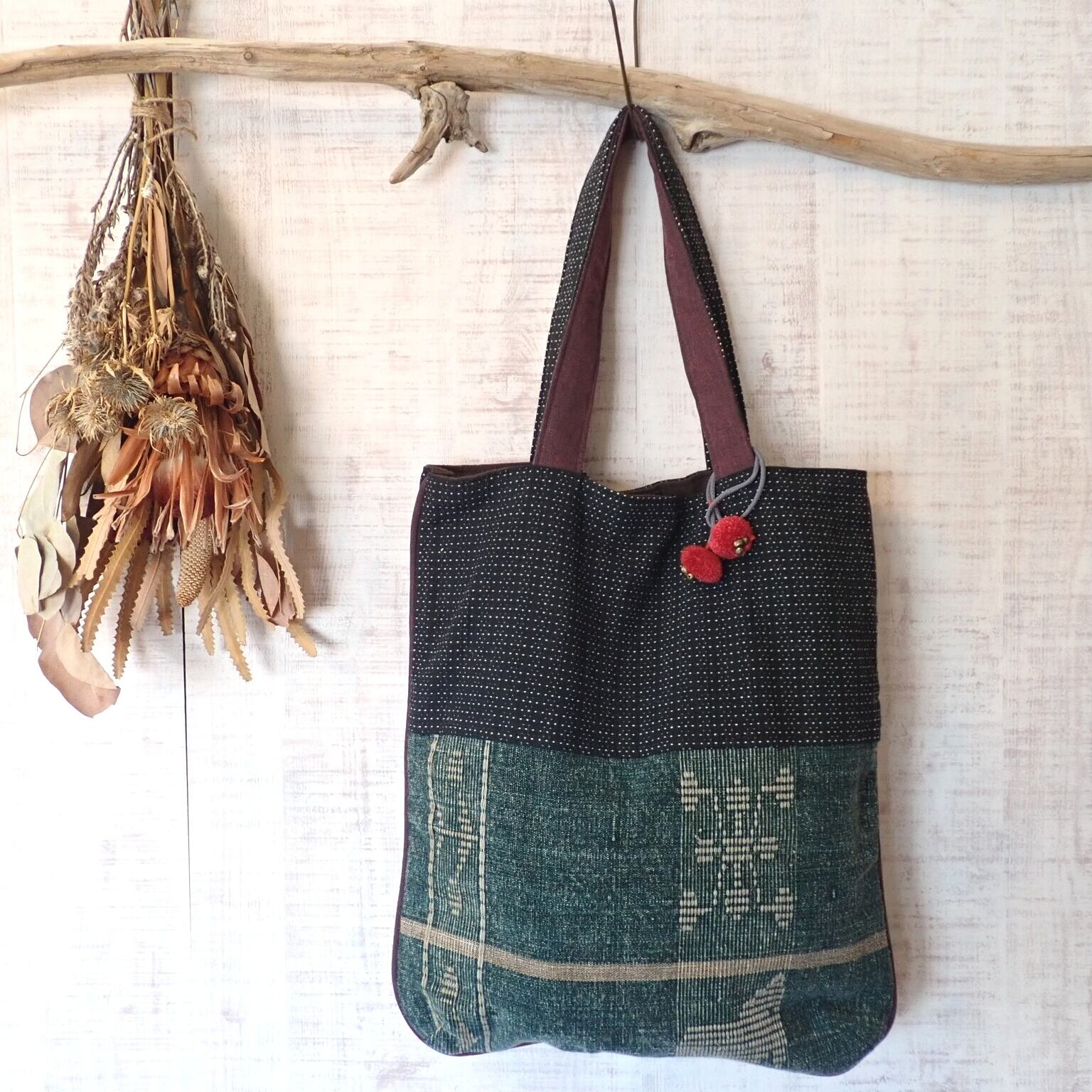 チェンマイ　ナガ族刺繍のチャームつきB４サイズがはいるトートバッグ