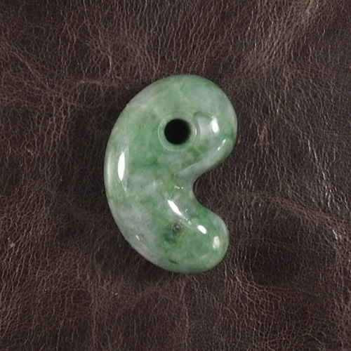 糸魚川翡翠 緑まだら まがたま 勾玉  10.5g Itoigawa Spotted Green Jadeite Magatam