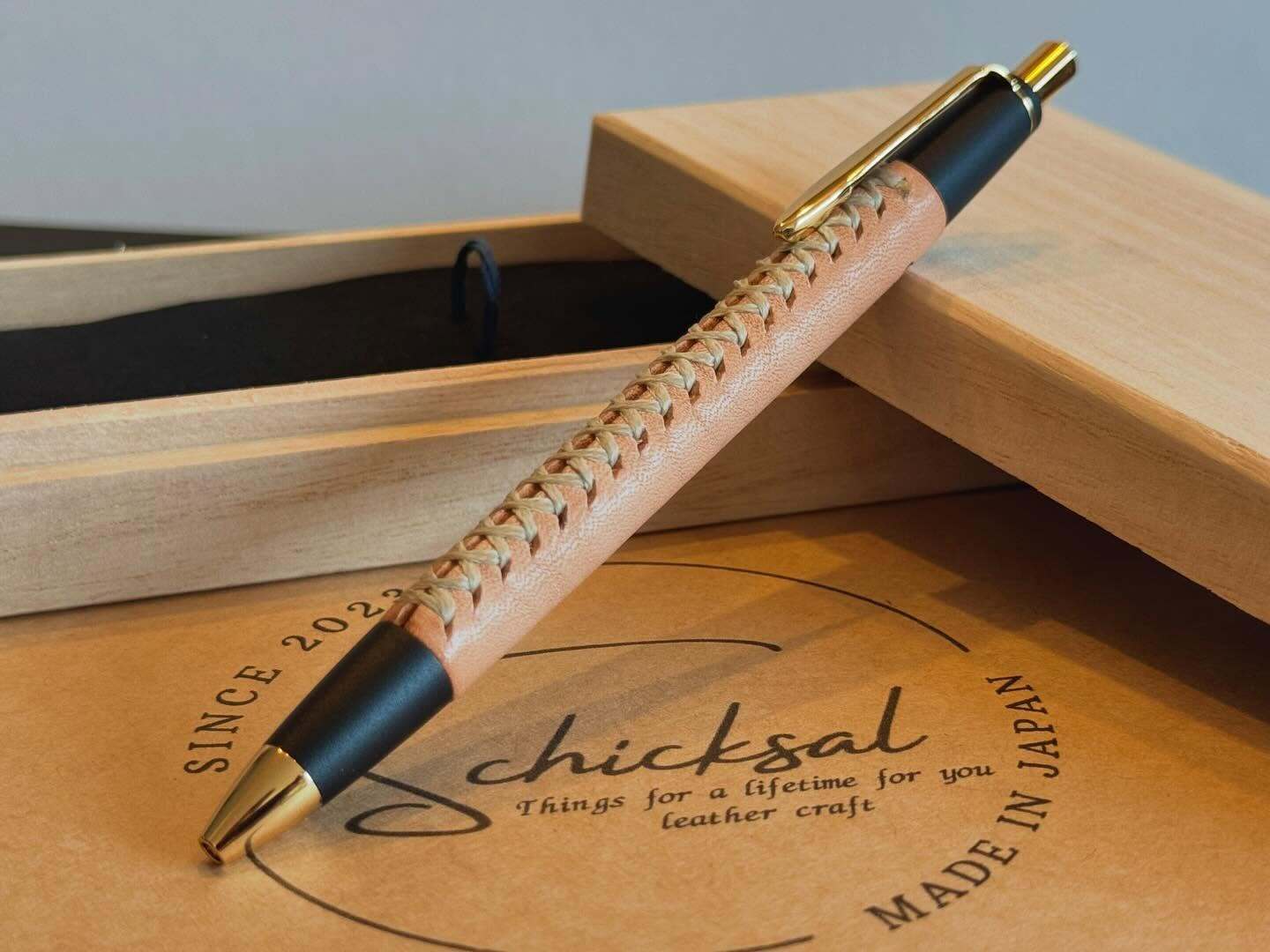 ☆不定期販売☆ 革軸ペン 【特上ヌメ革節目模様 ナチュラル】 | Schicksal