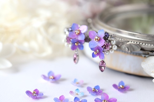 紫陽花とスワロフスキー bijouのピアス／イヤリング