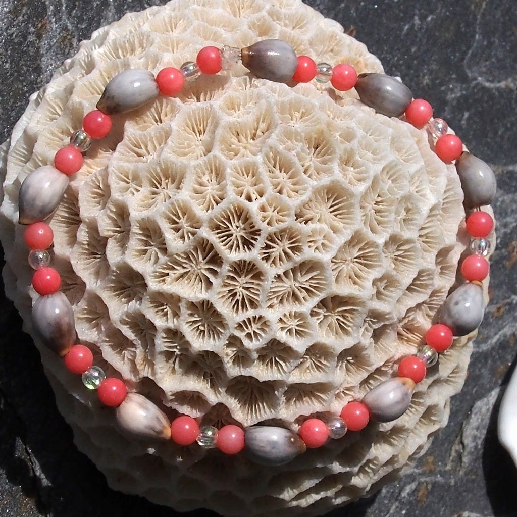 天然素材のジュズダマと珊瑚のブレスレット | 川道商店