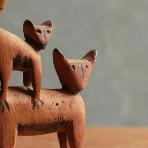 こちらを見つめる、味わい深い猫の親子