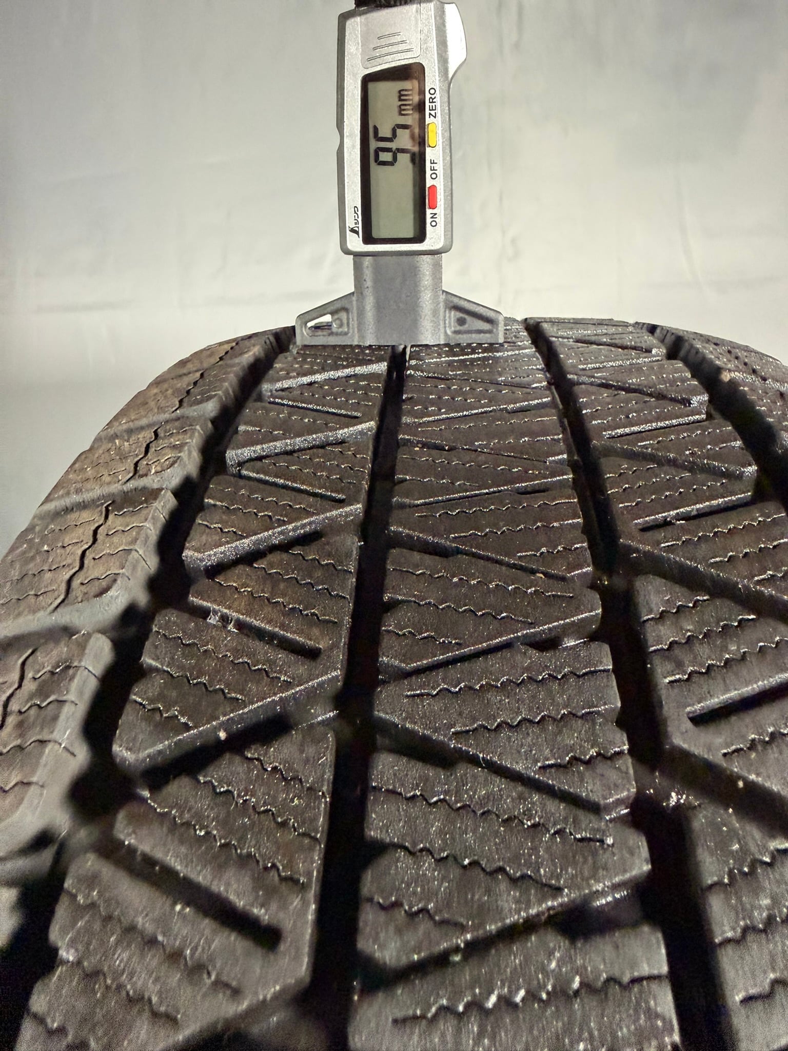235/60R18 107Q XL BRIDGESTONE BLIZZAK DM-V3 ブリヂストン