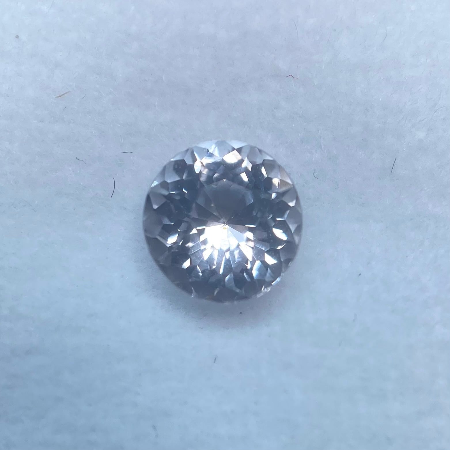 レアな無色のスピネル