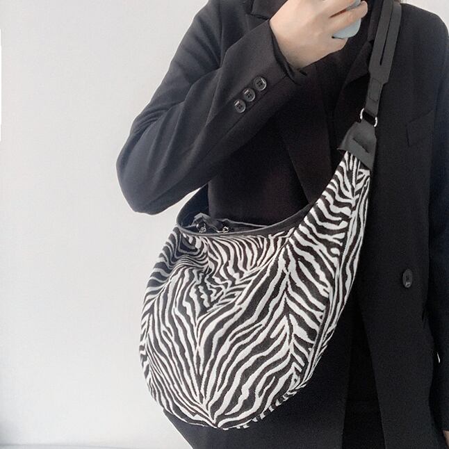 ≡韓国 ゼブラ柄クロワッサンショルダーバッグ メッセンジャーバッグ