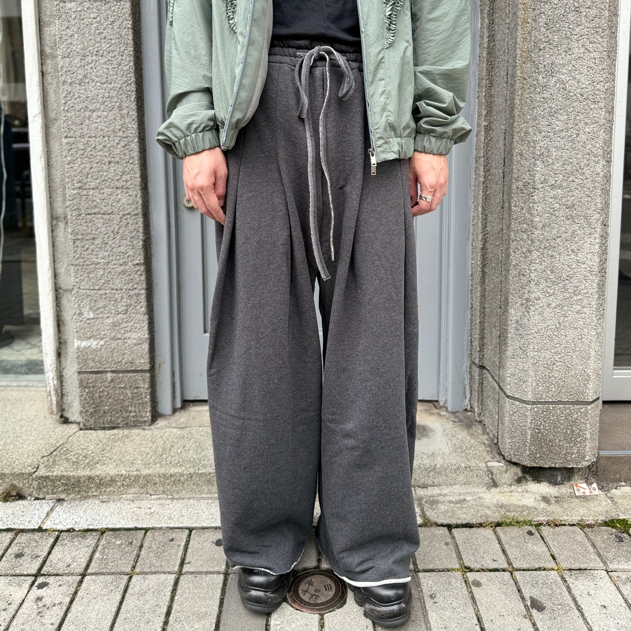 SHINYAKOZUKA / ORDINARY HOME BAGGY / CHARCOAL | ふぁいん 