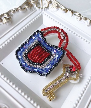 CLOSE SALE★br0118- ブローチ《キーモチーフ・デザインビジューワッペンシリーズ》