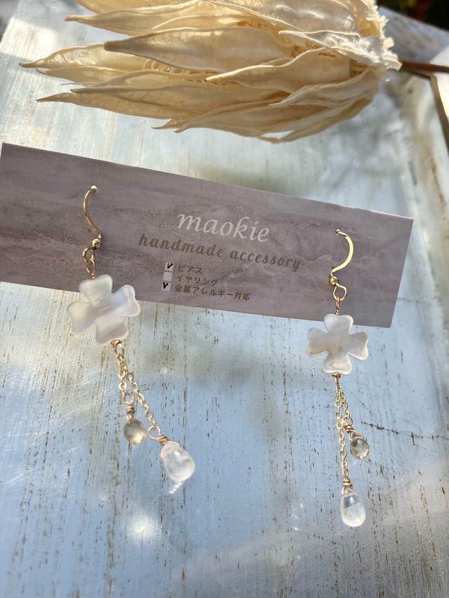 アレルギー対応　白蝶貝クローバーのピアス