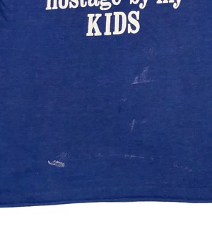 VINTAGE 70s MESSAGE T-shirt -HELP！i'm being held hostage by my kids-