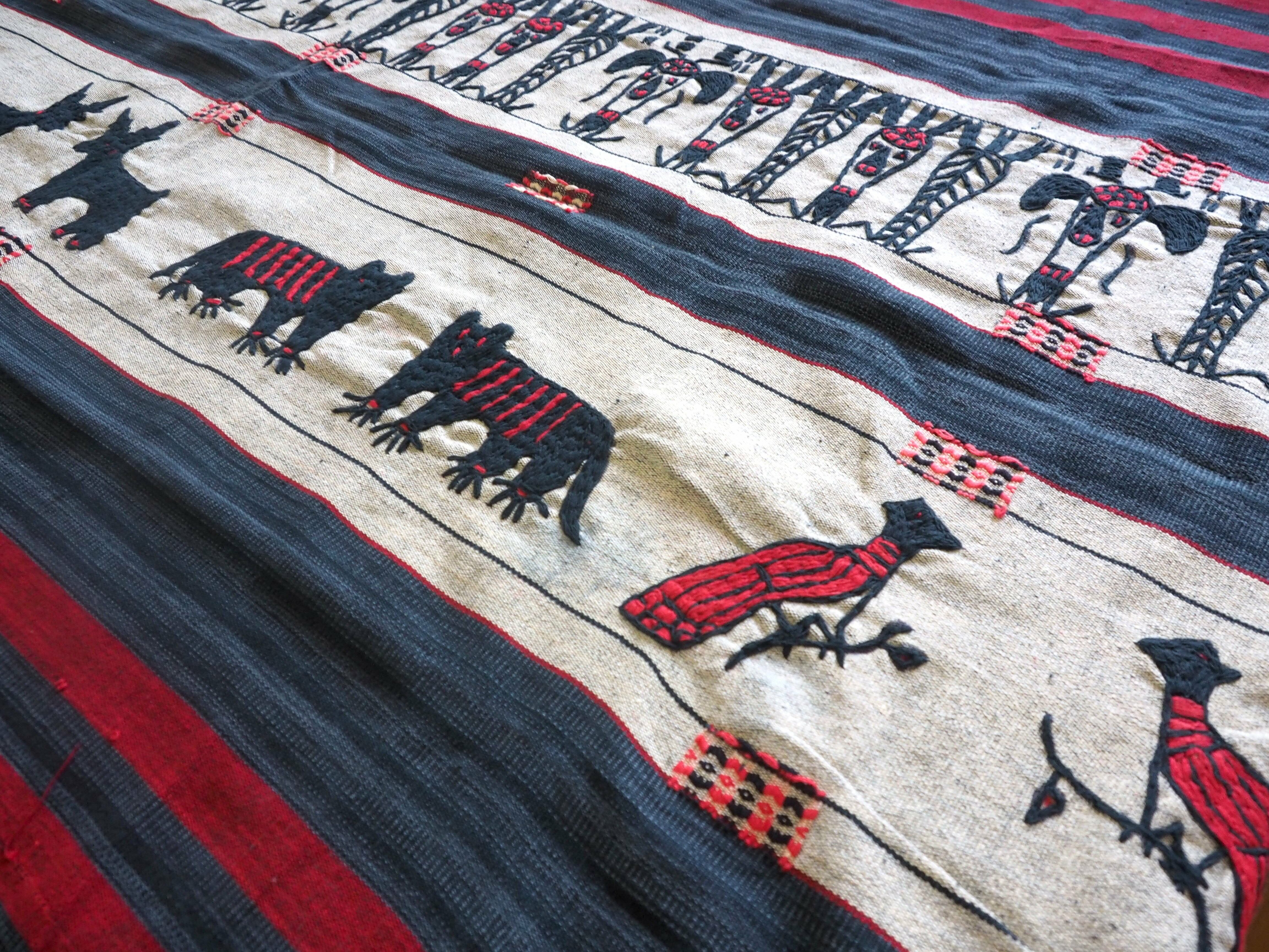 ナガ族の刺繍布（大・赤藍） | (Sapibi) ミャンマーの手仕事セレクト 