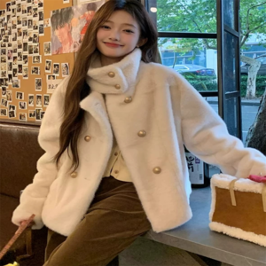 【送料無料】 ムートンコート アウター 羽織り 2色 ショート 長袖 ハイネック フレア Aライン 防寒 暖かい アイボリー ベージュ 厚手生地 ふわふわ もこもこ かわいい 大人可愛い 綺麗 シンプル カジュアル 大人 上品 おしゃれ お洒落 大人女子 こなれ感 エレガント コンサバ 定番アイテム 体型カバー フェミニン ガーリー 無地 冬 女性 レディース ママ 10代 20代 30代 40代 OL 通勤 デート お出かけ 女子会 お呼ばれ お茶会 授業参観 休日 アウトドア 普段使い ファッション