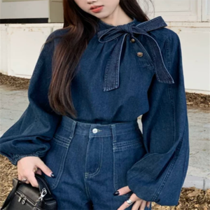 【送料無料】デート ブラウス トップス ロング丈 長袖 ランタンスリーブ ハイネック Aライン フレア ボタン リボン 薄手生地 デニム 無地 かわいい 大人可愛い 大人女子 こなれ感 シンプル カジュアル 大人 上品 おしゃれ お洒落 ラフ フェミニン ガーリー お出かけ お茶会 女子会 休日 授業参観 春 30代 40代 女性用 レディース ママ 着回し プチプライス デイリーユース 普段使い ファッション コーデ スタイル 楽ちん 定番アイテム 着痩せ 垢抜け ブルー 大人カラー モノトーン