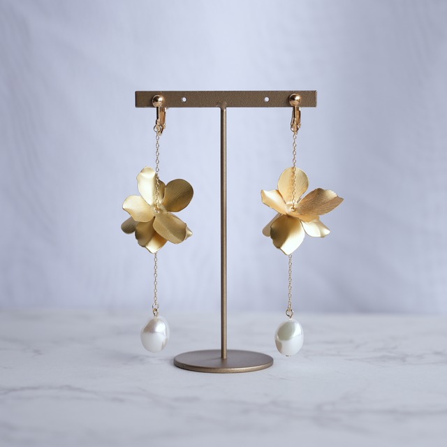 043 humming｜フラワー×樹脂パール 揺れるゴールドイヤリング