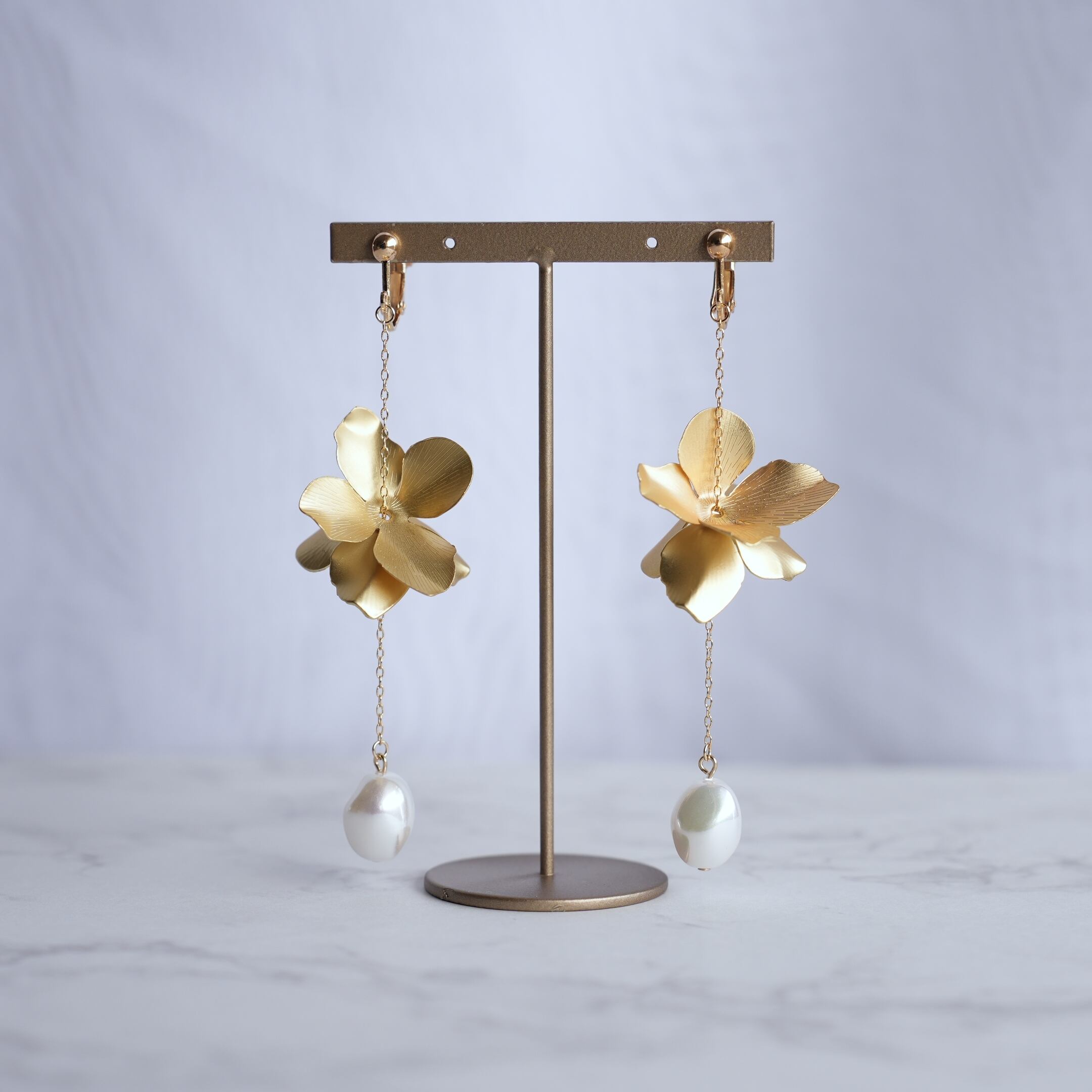 043 humming|フラワー×樹脂パール 揺れるゴールドイヤリング