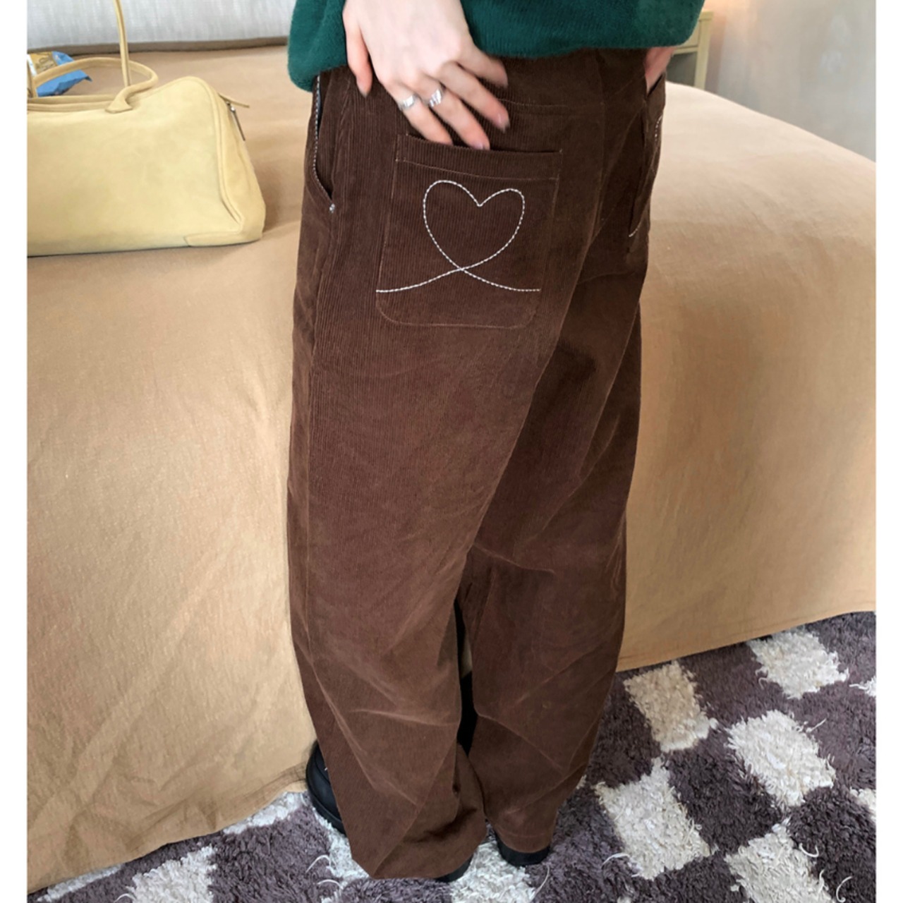 corduroy wide-leg pants with heart embroidery　J00229