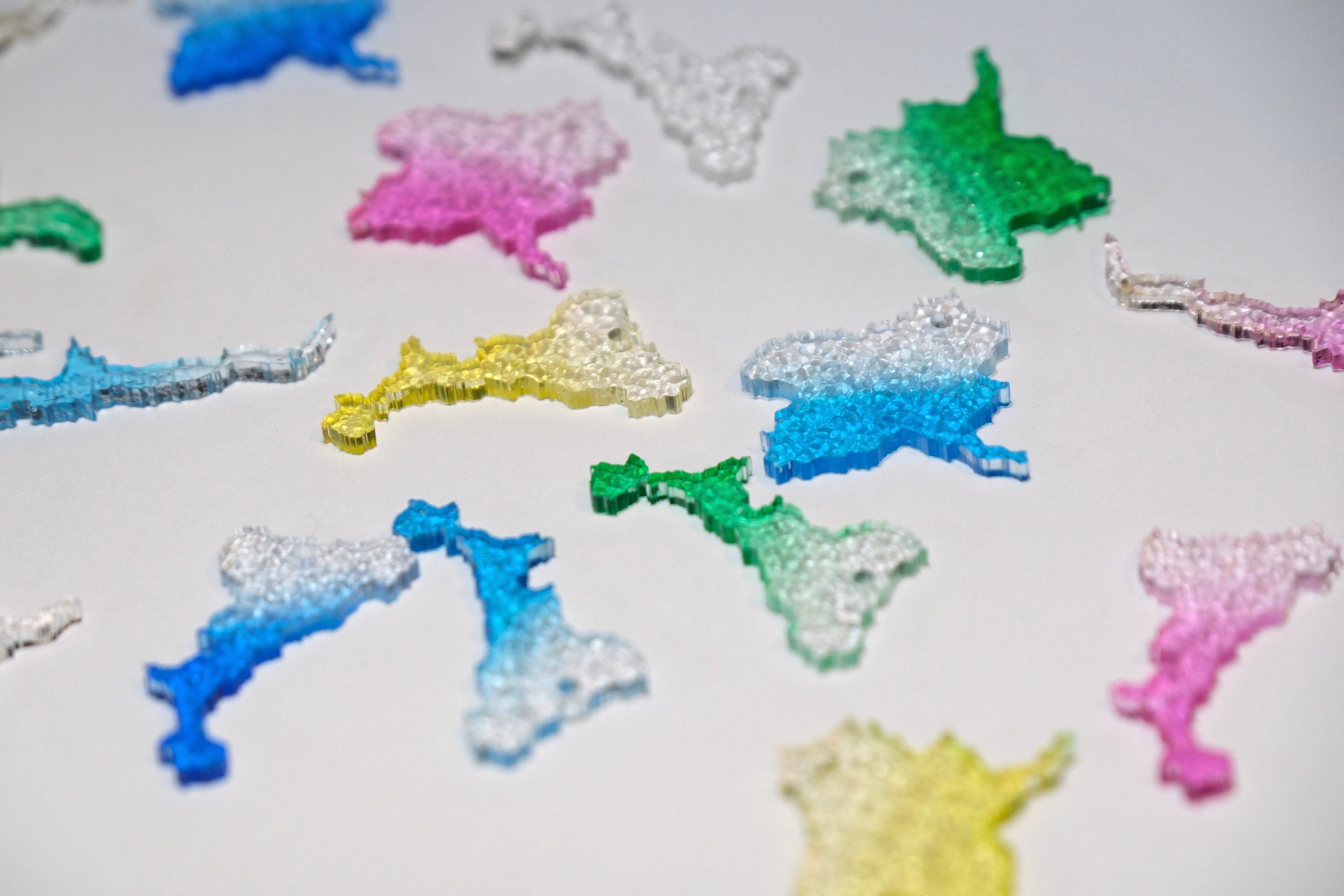 地域でかたどった、水面のような爽やかカラフルピアス【群馬県&みどり市&草木湖】