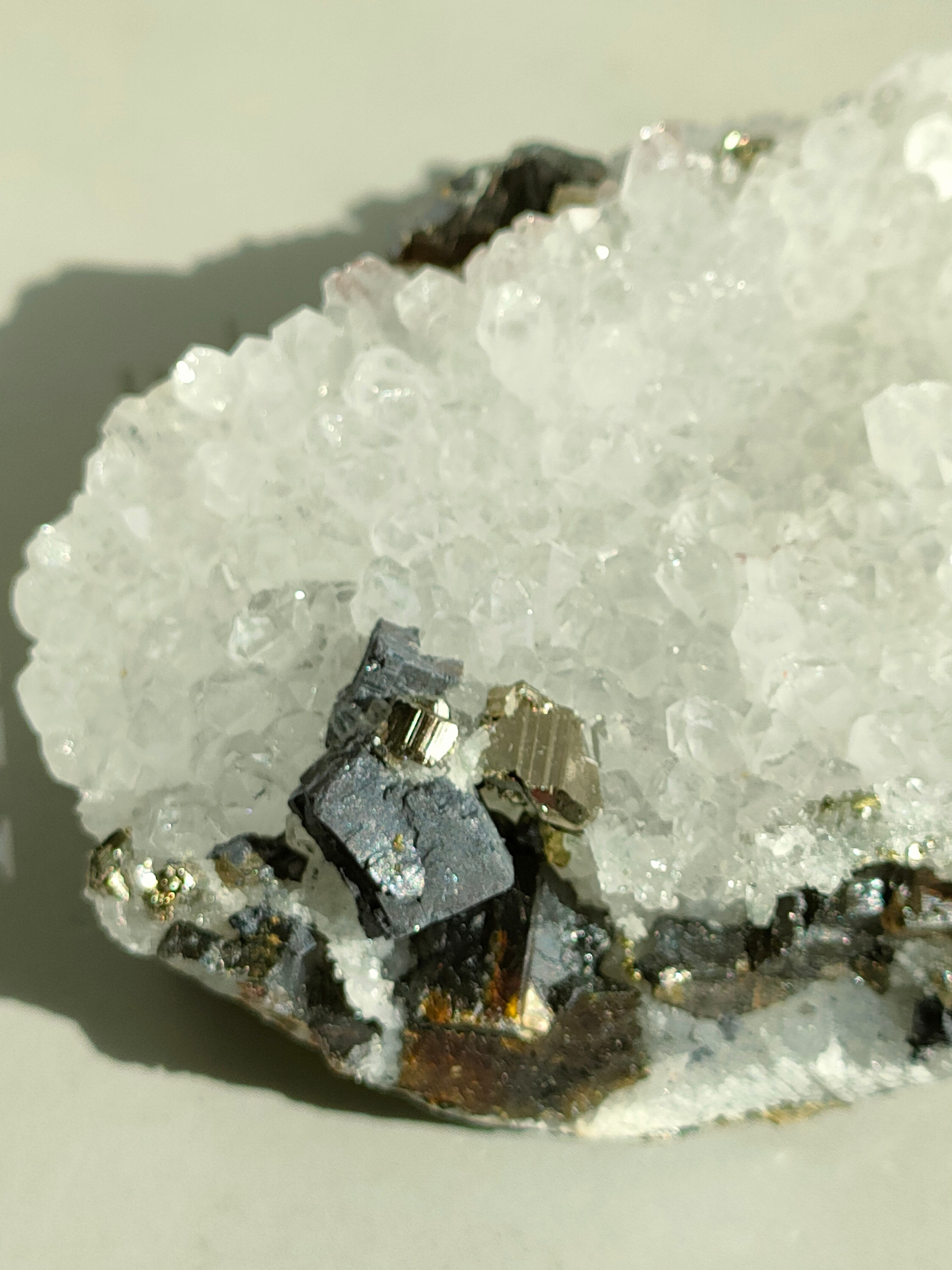 チャルコパイライト共生水晶クラスター02