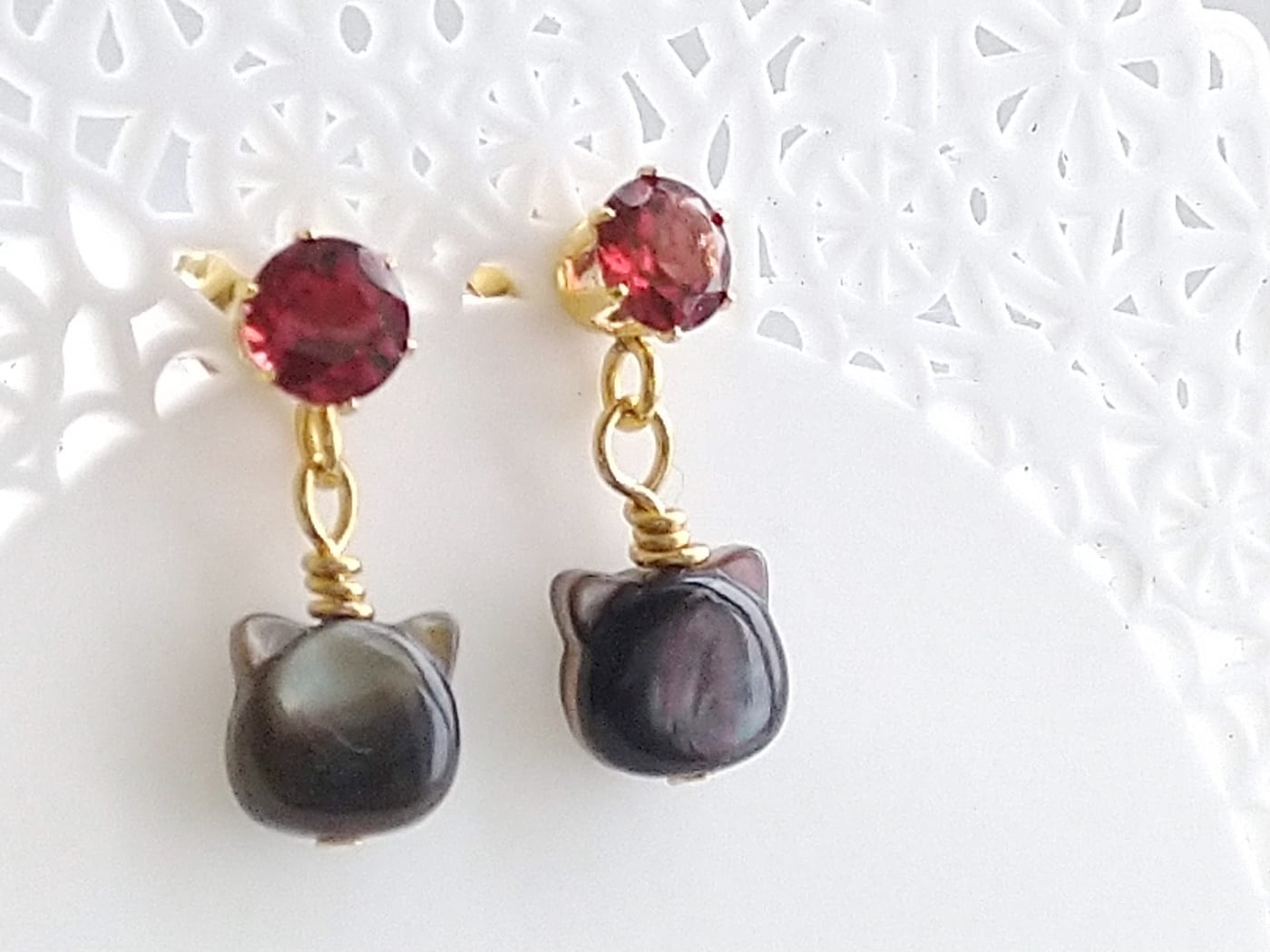 黒猫さんとガーネットのピアス