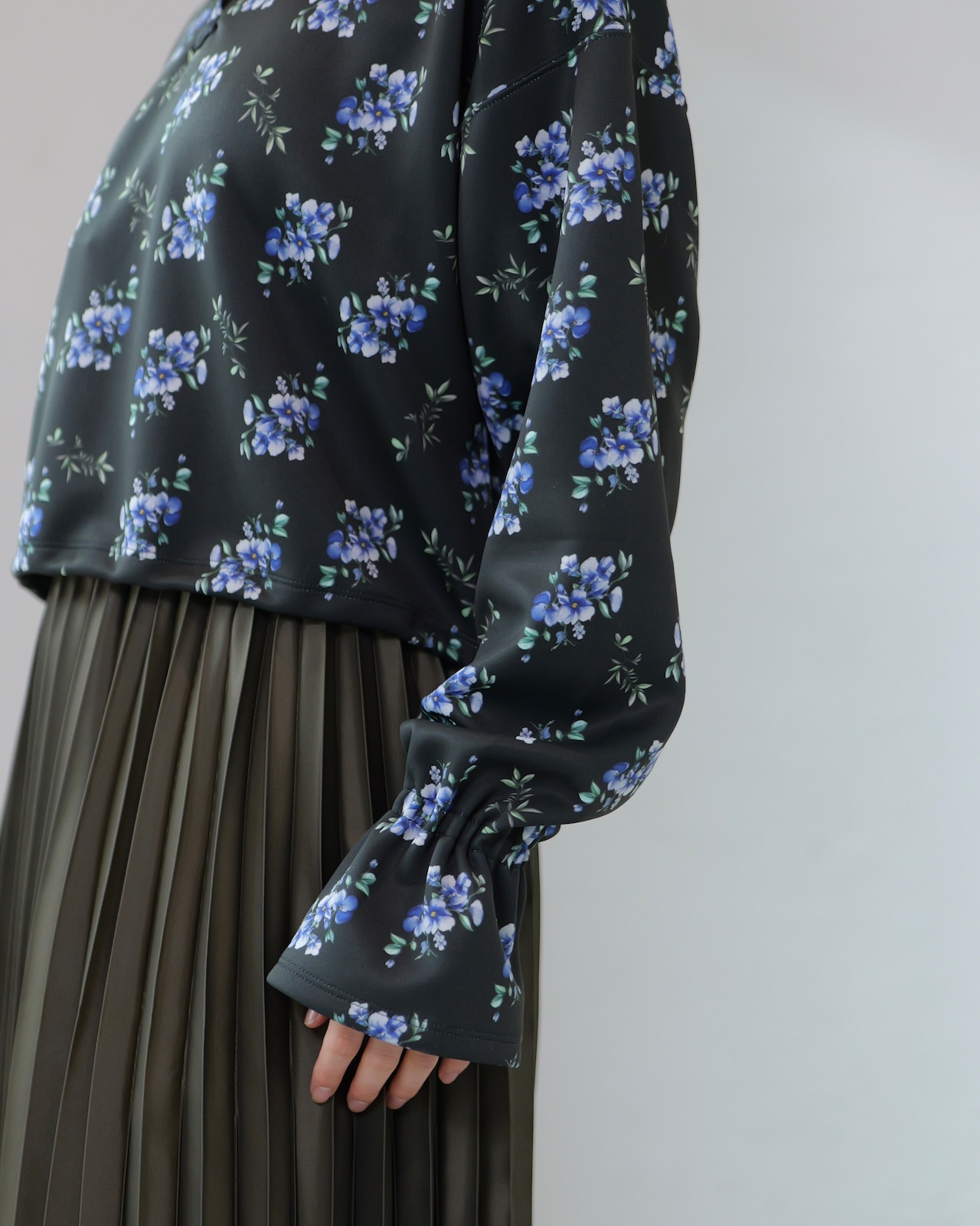 【RITSUKO KARITA - Louise flare pullover ：Night garden｜ダンボールニット／ドローコードシルエット】