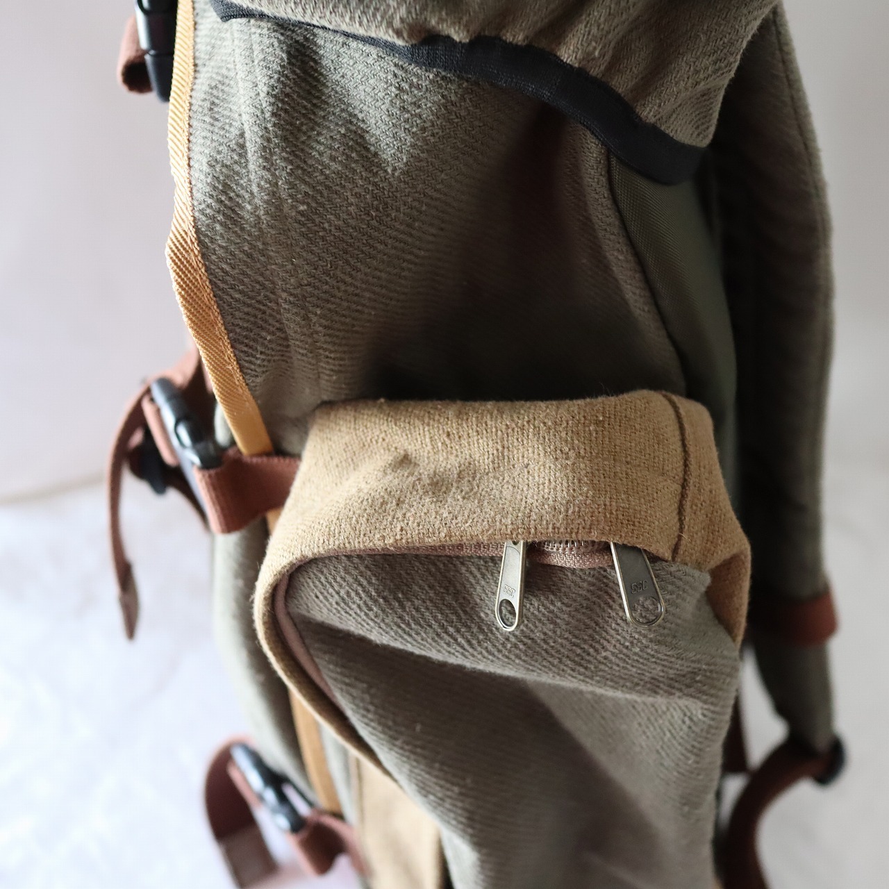 【Deadstock Item】バックパック / Convertible 2WAY Backpack/ スモーキーカーキ×バーガンディ・ボトム