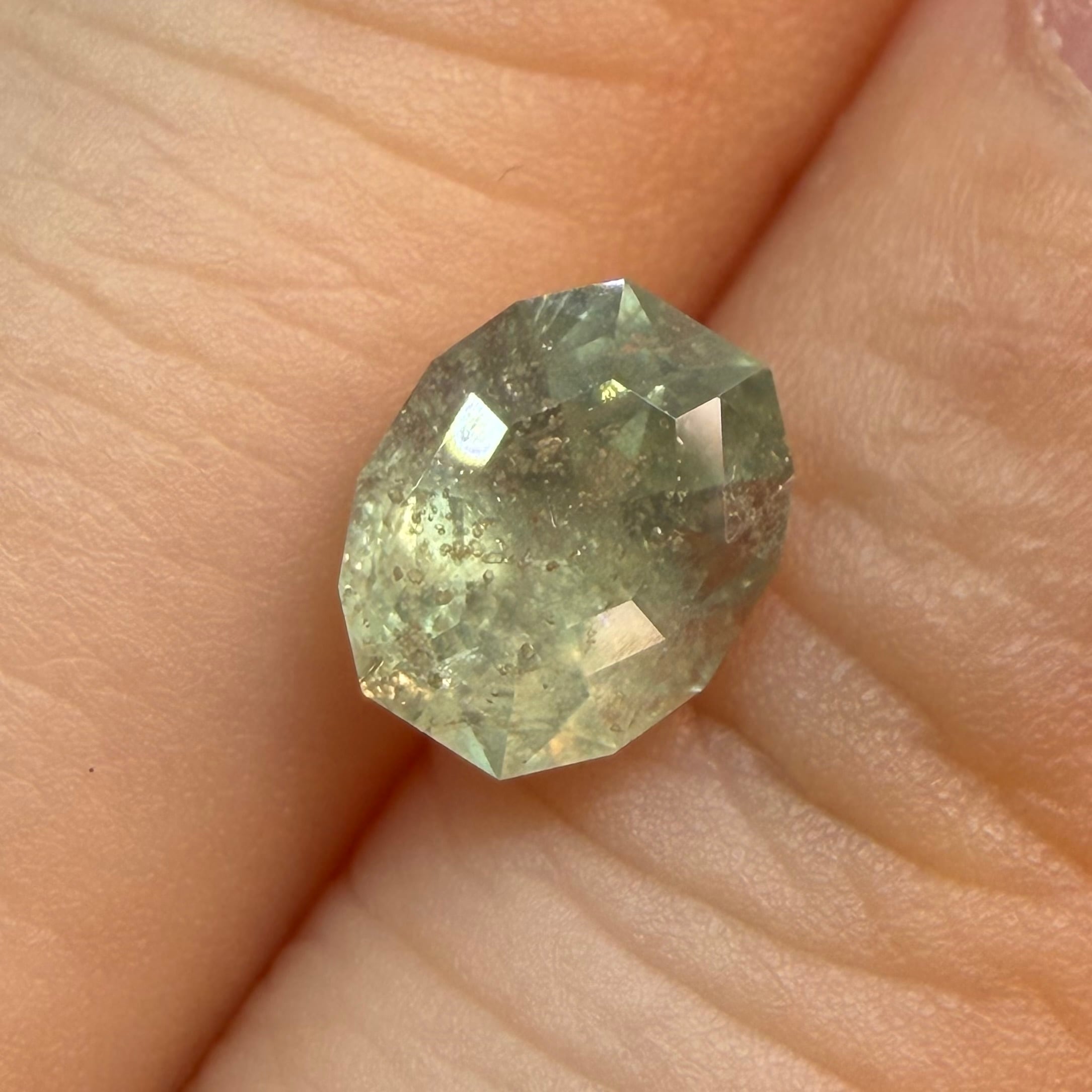 ラムネのようなレトロなサファイア