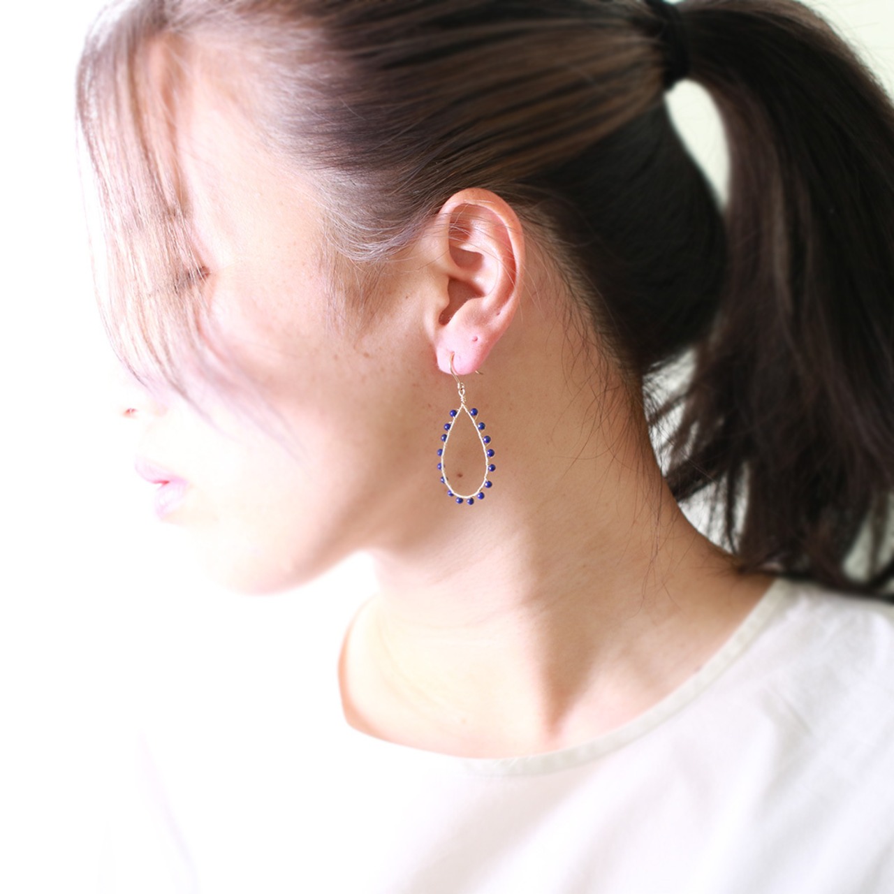どこか上品なオリエンタルさ漂うデザイン！ラピスラズリ ドロップフープピアス mm1103