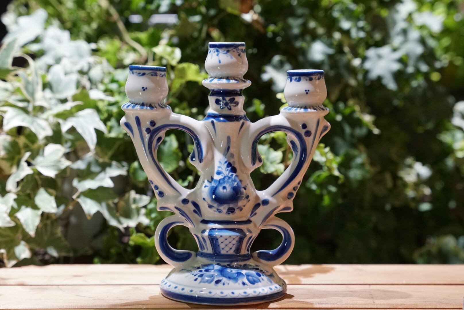 ロシアの冬の夜が落とした青い影、グジェリ焼の燭台