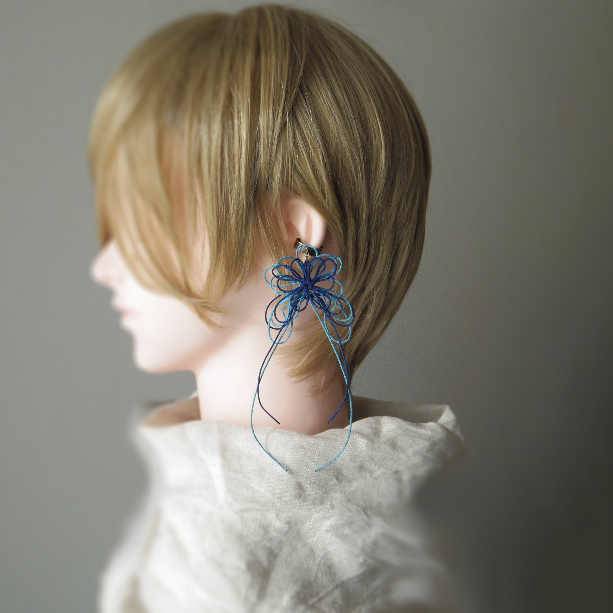 かたっぽイヤーカフ「ささら、映」(濃青×縹)