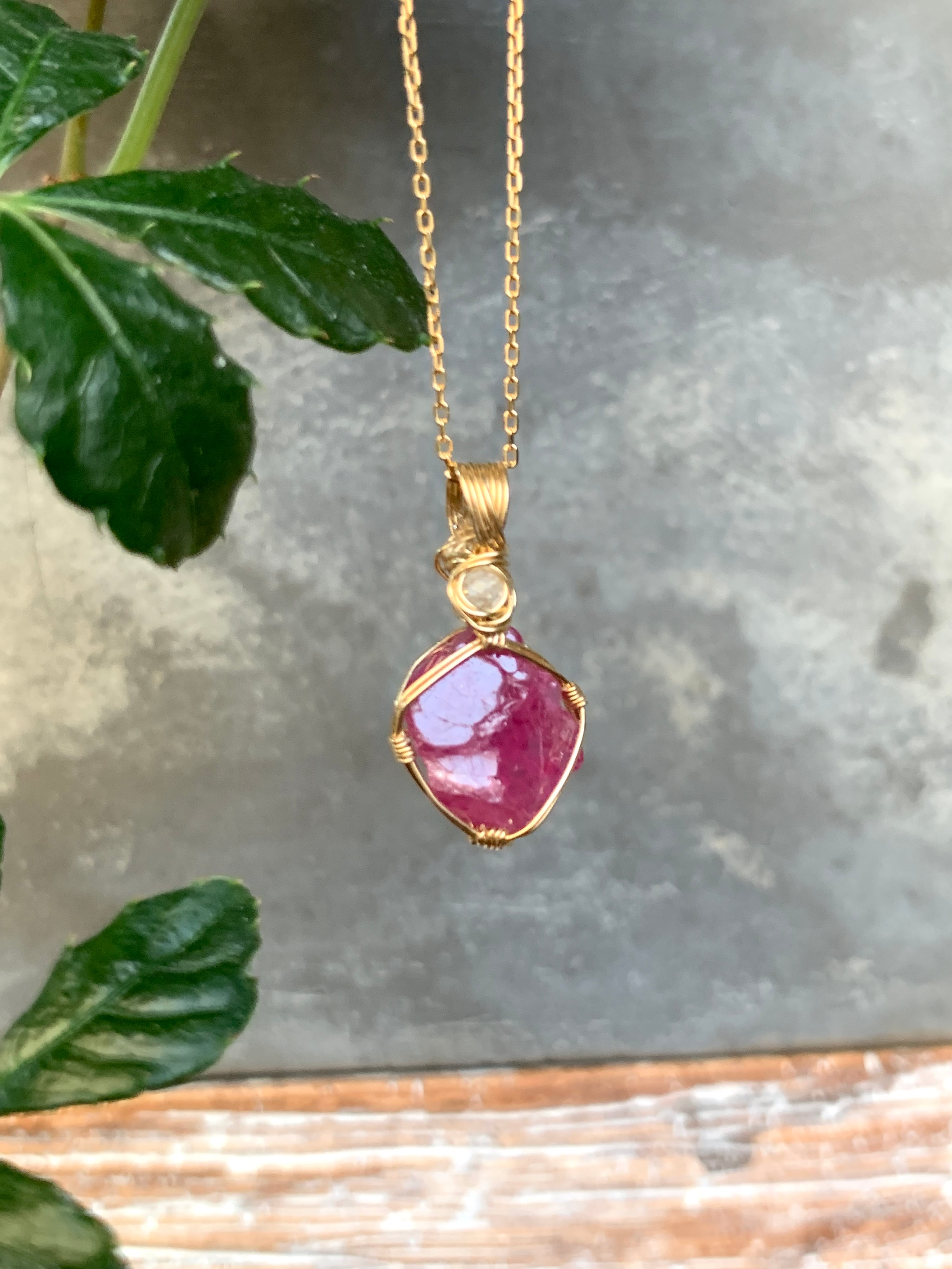 2390g ♥ スピネル 8月誕生石 尖晶石 原石 天然石 手彫り 1点もの 8月の誕生石「スピネル」の意味と効果は？ 宝石言葉も紹介