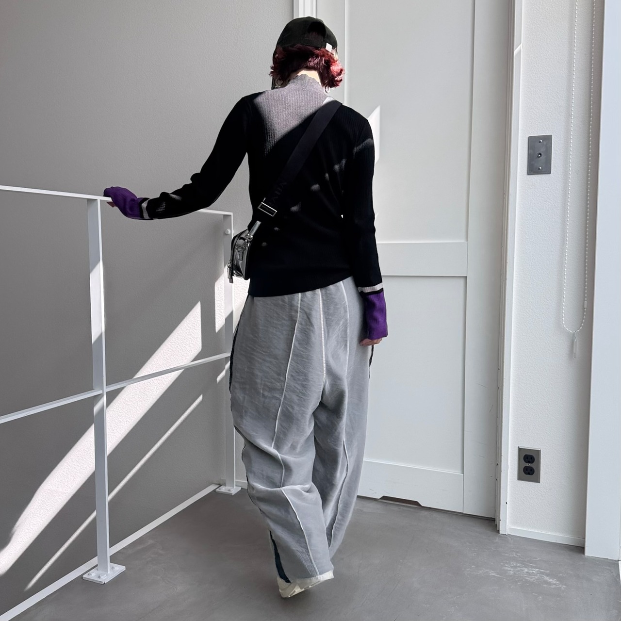 ライン入り配色ハイネック指穴knit/ブラック