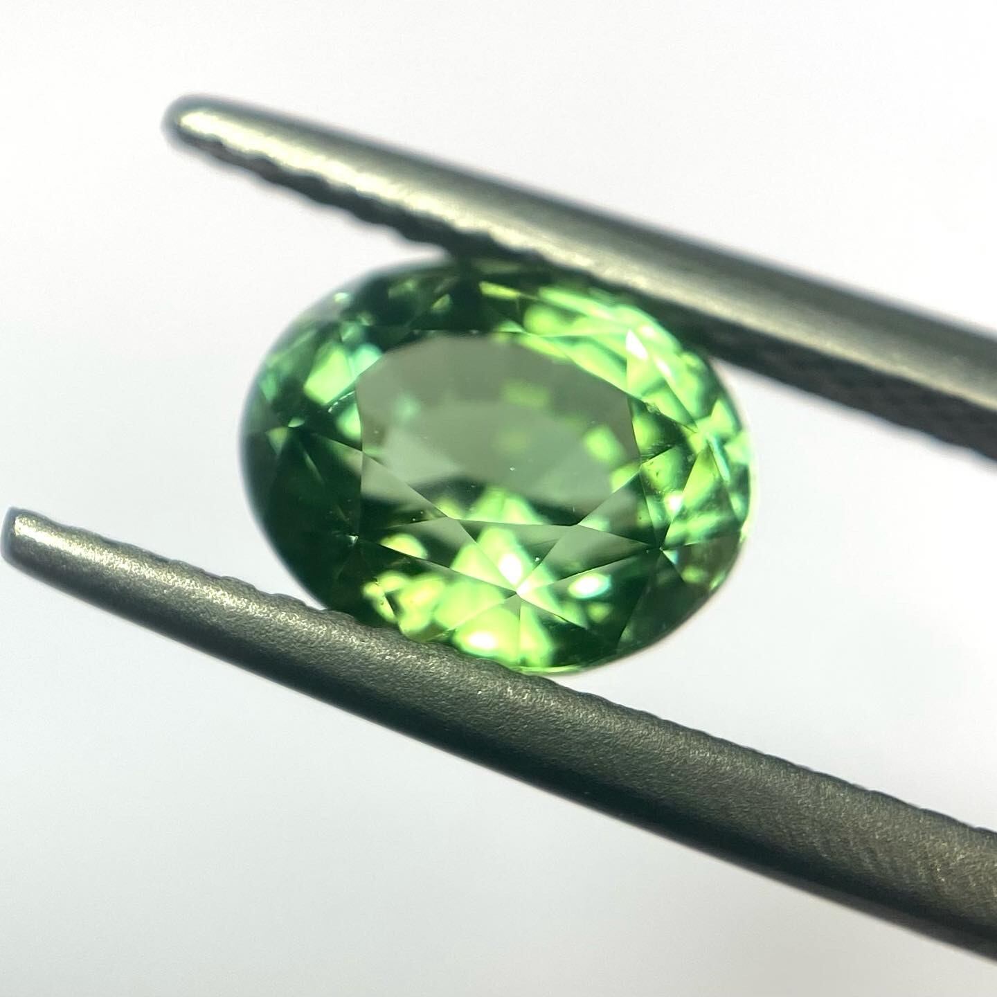 カット細やかテリサイコーかグリーントルマリン