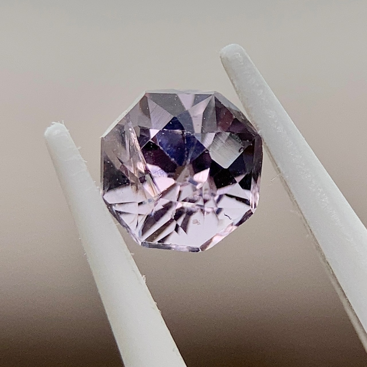 お花みたいなスピネル 約4.5mm*3.3mm r-0639