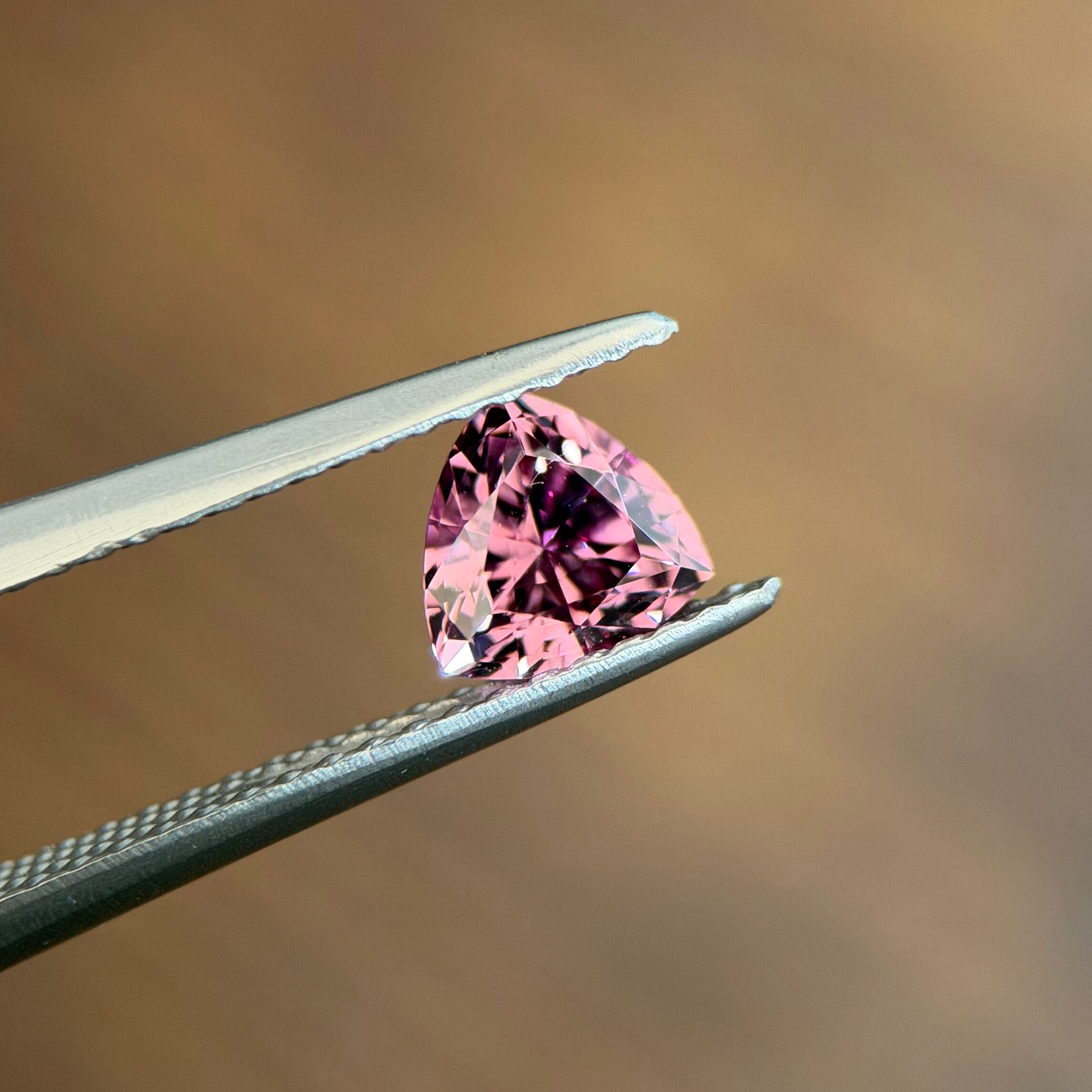 マラヤガーネット 5.5x5.5x3.4mm, 0.68ct, マダガスカル産 | ROSWAY